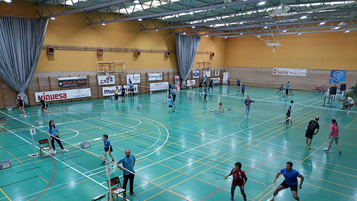Jugadores durante la pasada edición del Torneo Popular de Bádminton.