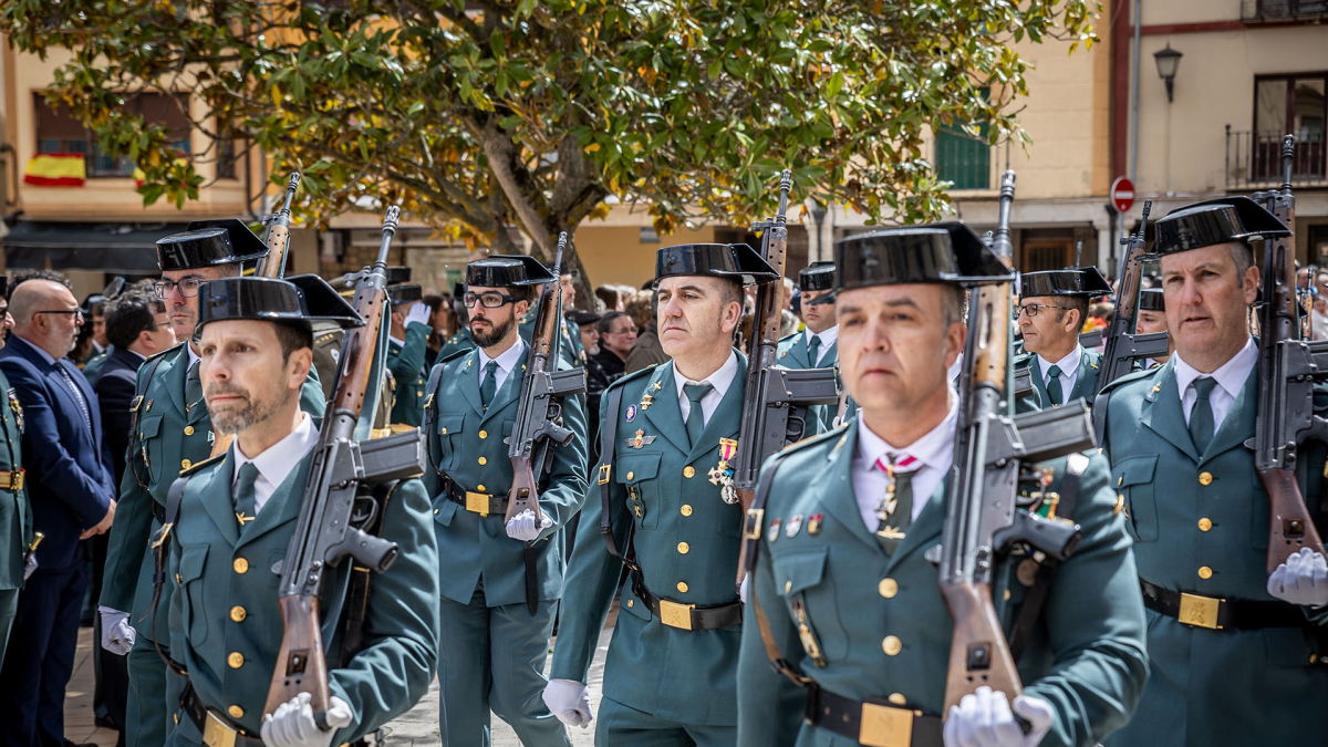 Desfile de guardias civiles en Almazán (Soria).