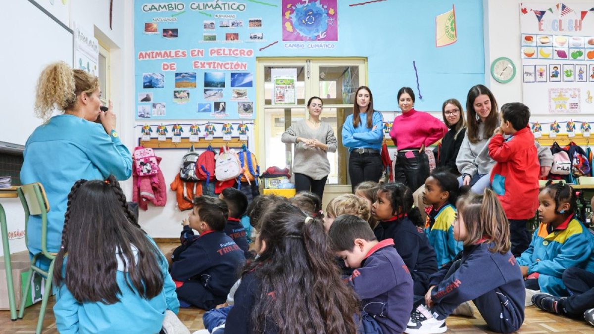 Alumnas de la Universidad Nebrija en una de las aulas del colegio Trilema Soria.