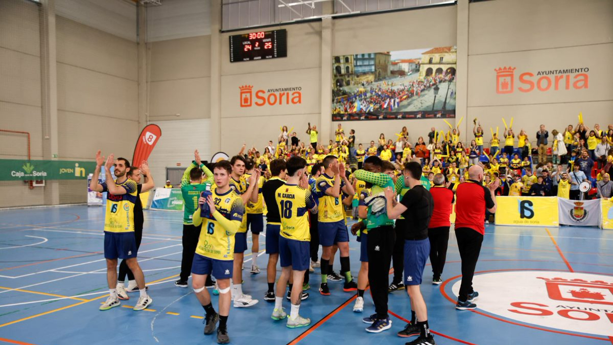 Los jugadores del BM Soria saludan a la afición tras la derrota sufrida ante Lanzarote