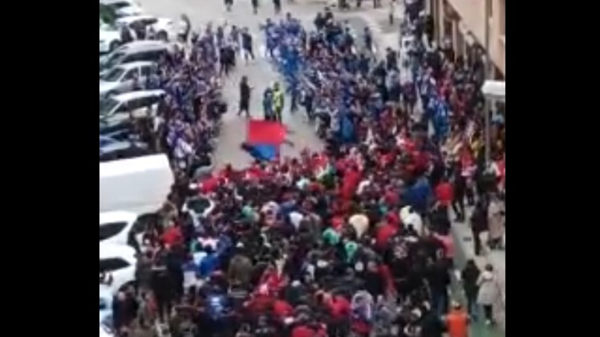 Imagen del ambiente en la calle José Tudela durante la quedada organizada por el Frente Rojillo el pasado domingo.
