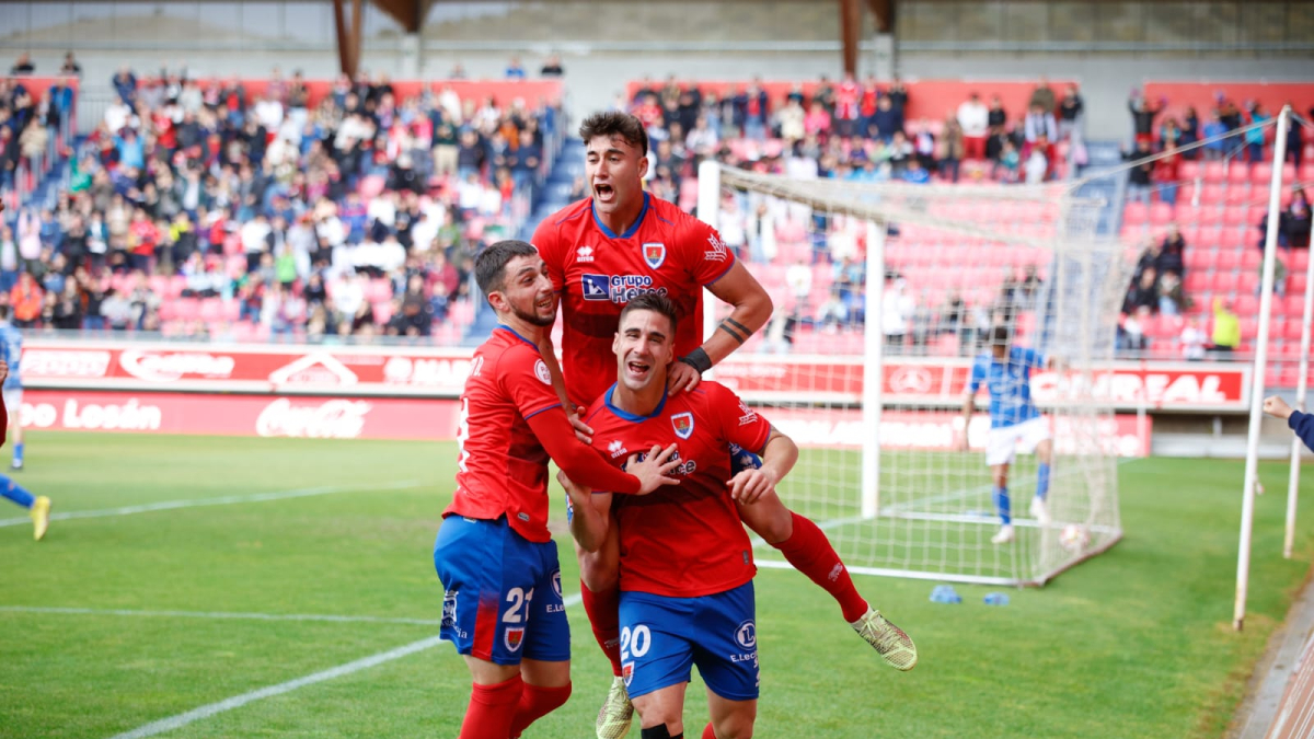 Los jugadores del Numancia celebran el primer gol del partido.
