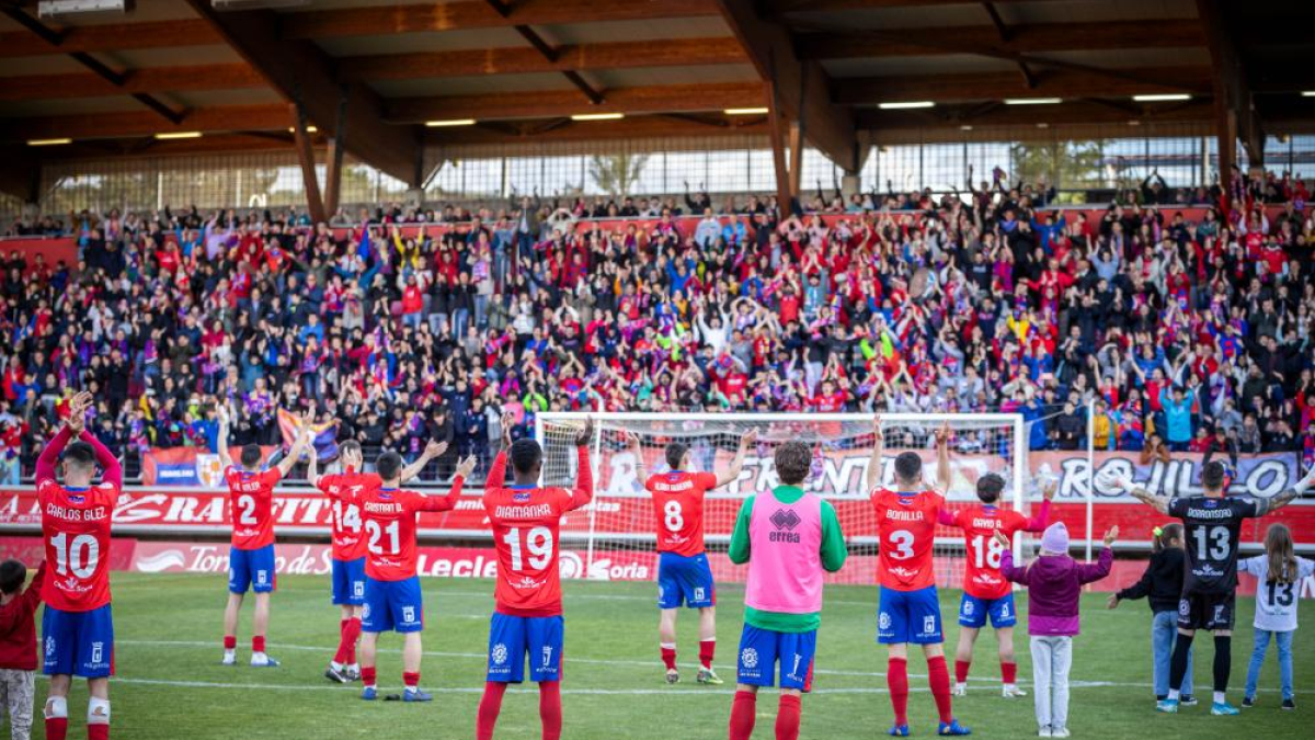 Los jugadores del Numancia saludan a los aficionados al término del encuentro ante el Utebo.