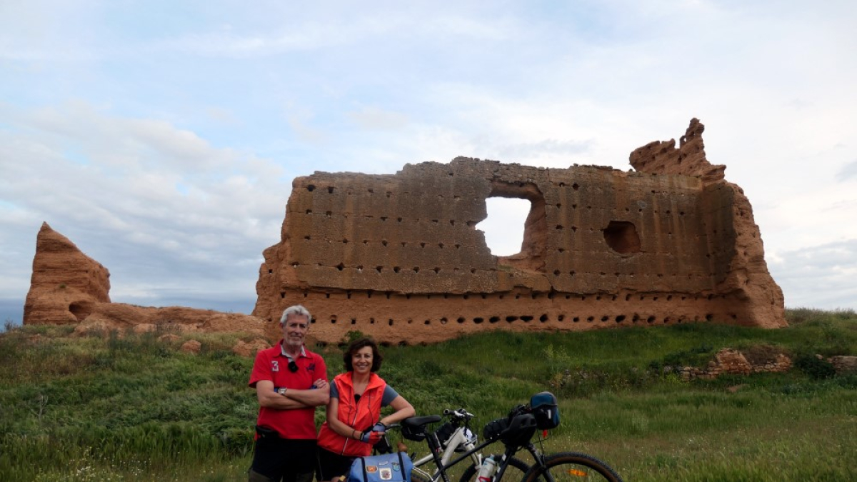 Carlos Rubio y Carolina Muñoz recorriendo Soria dentro de 'La historia en bicicleta'.