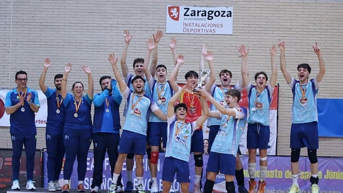 La plantilla del C.V. Río Duero júnior en el pódium del campeonato de España celebrado en Zaragoza.