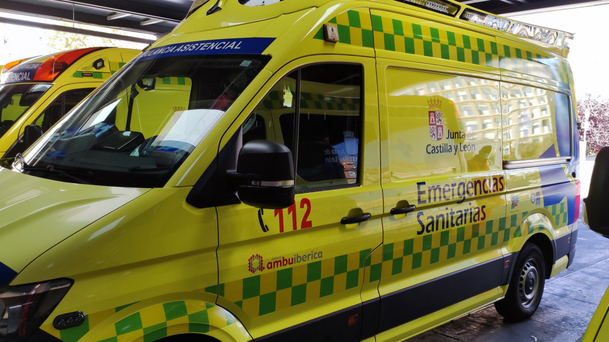 Archivo - Imagen de archivo de una ambulancia UVI móvil.