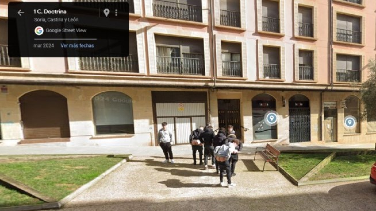 Varios jóvenes enseñan el culo al paso de Google Maps por la calle Doctrina de Soria.