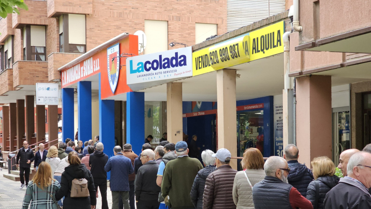 Colas para retirar entradas en la sede del Numancia para el partido ante el Yeclano.