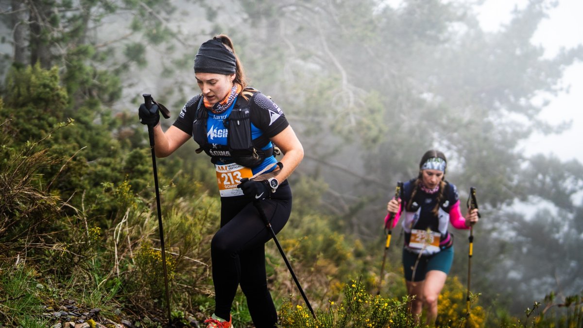 Dos participantes duranta una prueba de ascensión al Moncayo.