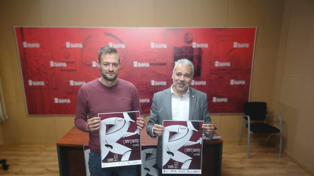 El concejal de Deportes del Ayuntamiento de Soria, Manu Salvador, y el presidente de la Federación de Castilla y León de Esgrima, Daniel Bravo, durante la presentación del Nacional.