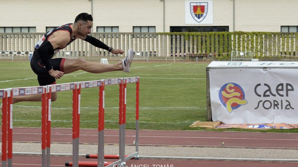 Daniel Cisneros en una competición en el estadio de Los Pajaritos.