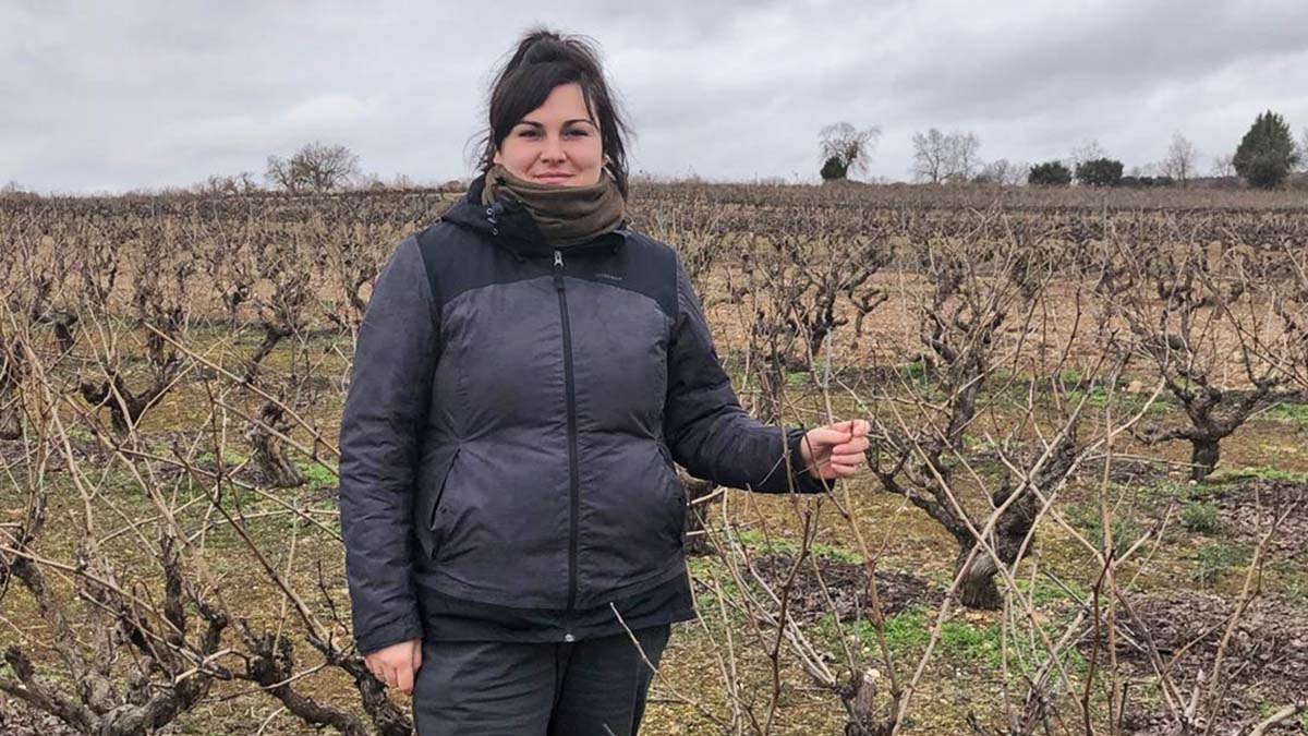 Laura Criado en su viñedo de Villálvaro.