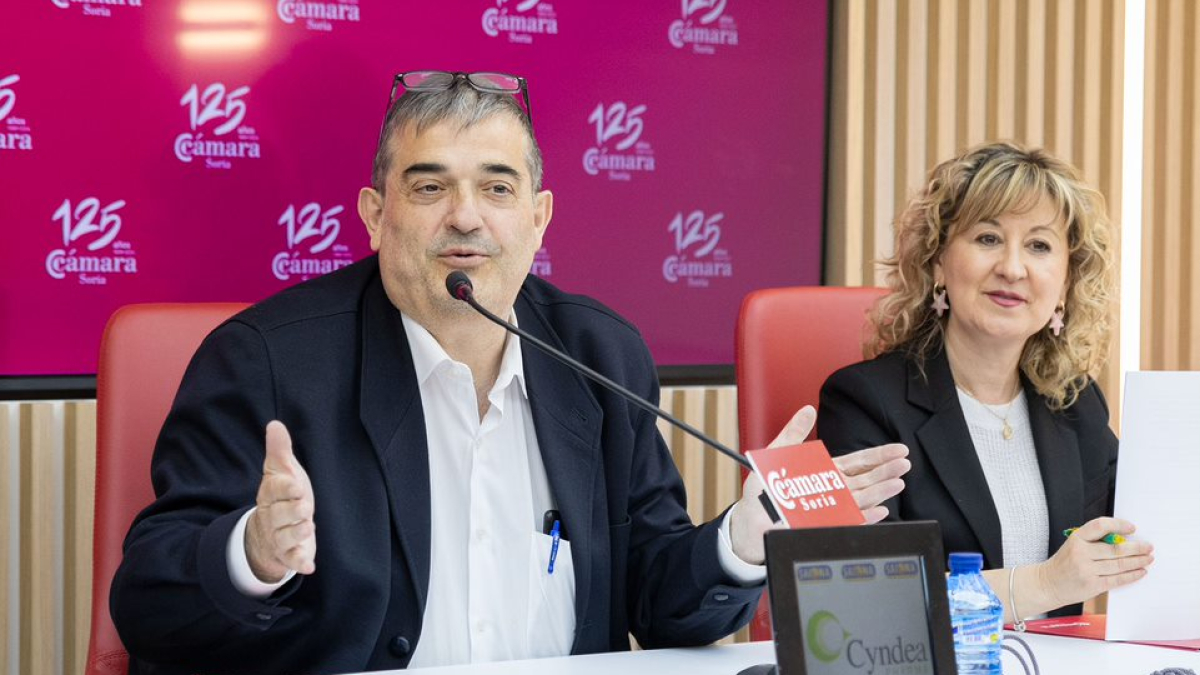 El presidente de la Cámara, Alberto Santamaría, y la directora general, Nuria Sánchez.
