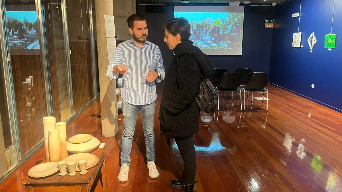 Eder García y Andrea San Andrés en la presentación de la muestra.