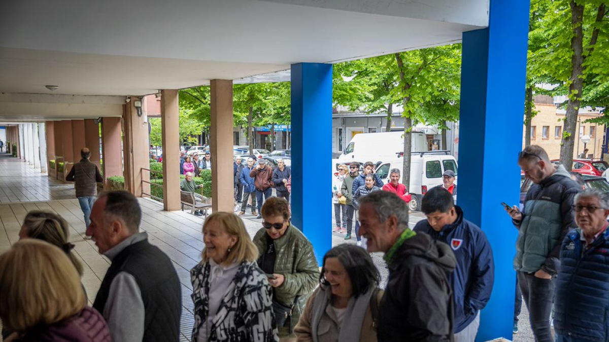 Gran demanda de entradas con colas en la sede del Numancia para ver la final ante el Yeclano.