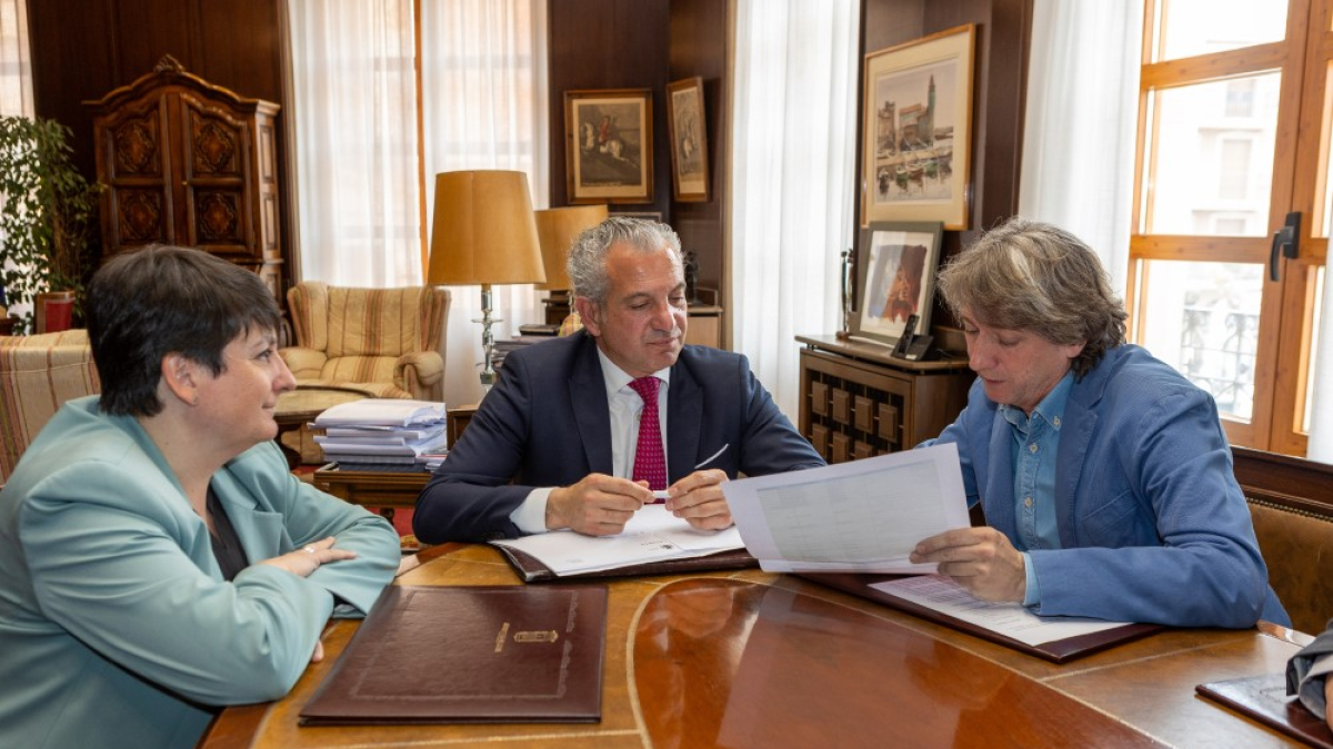 Romero, Sen y Martínez Mínguez en el Ayuntamiento de Soria.