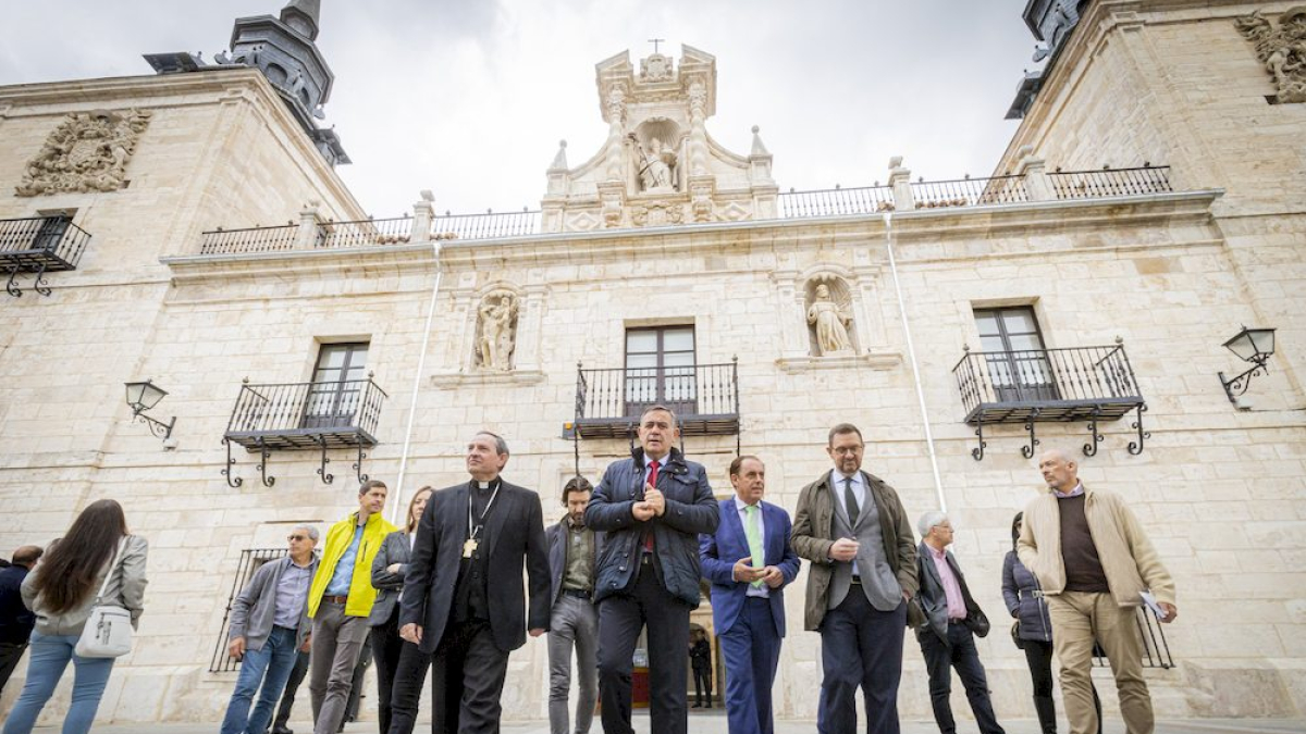 Responsables institucionales en la presentación de las obras de rehabilitación del centro de San Agustín.