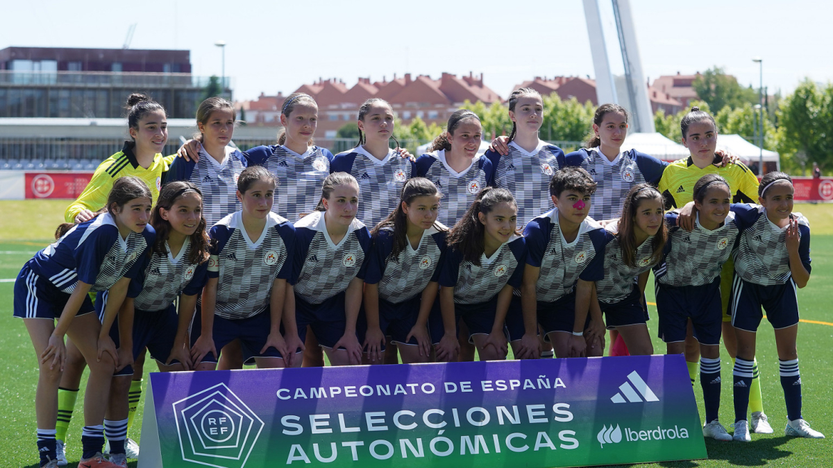Formación del combinado regional sub-15 femenino que ha competido en la Ciudad Deportiva de Las Rozas.