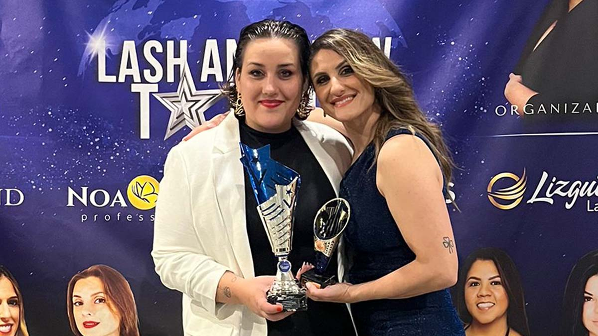 A la izquierda, Laura V. Vidal, tras ganar el premio.