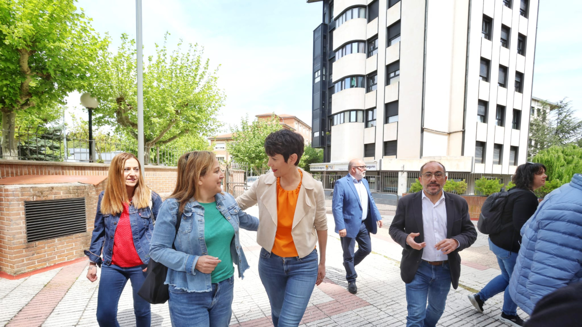 La ministra Saiz a su llegada a la sede del PSOE de Soria.