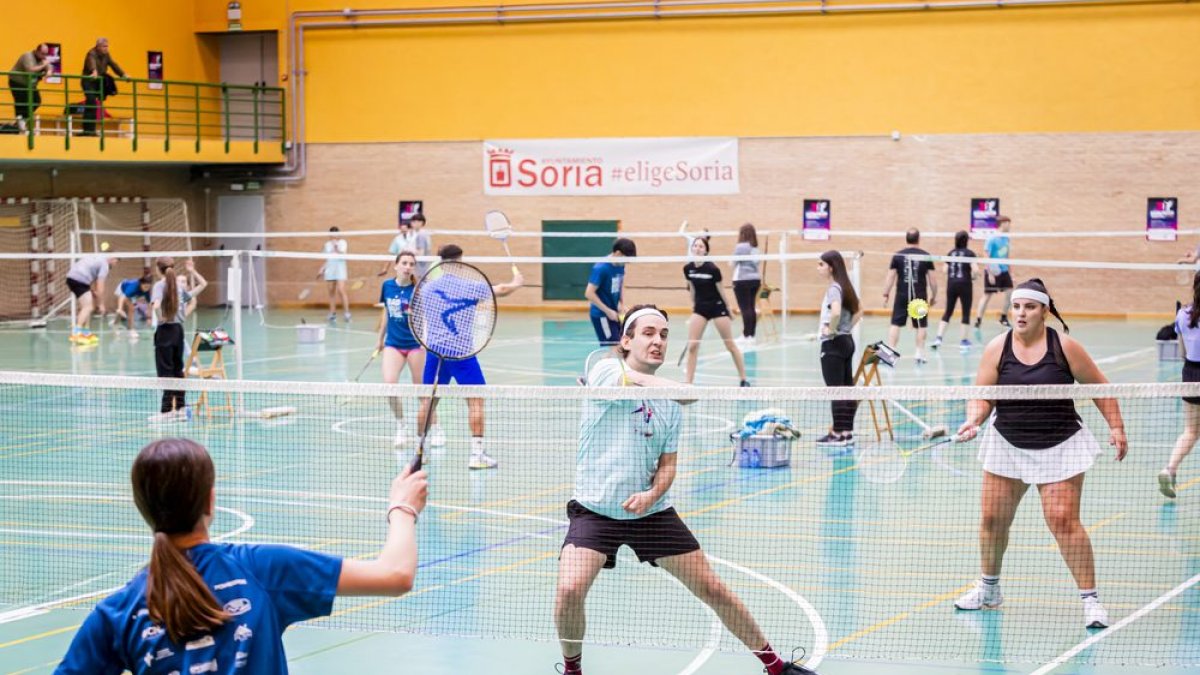 Participantes en el Torneo Popular de Bádminton del año pasado.