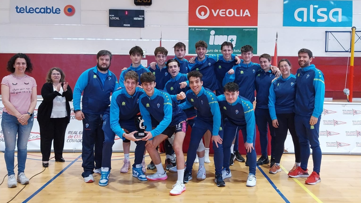Los jugadores y el cuerpo técnico del Río Duero Soria celebrando el ascenso a Primera División.