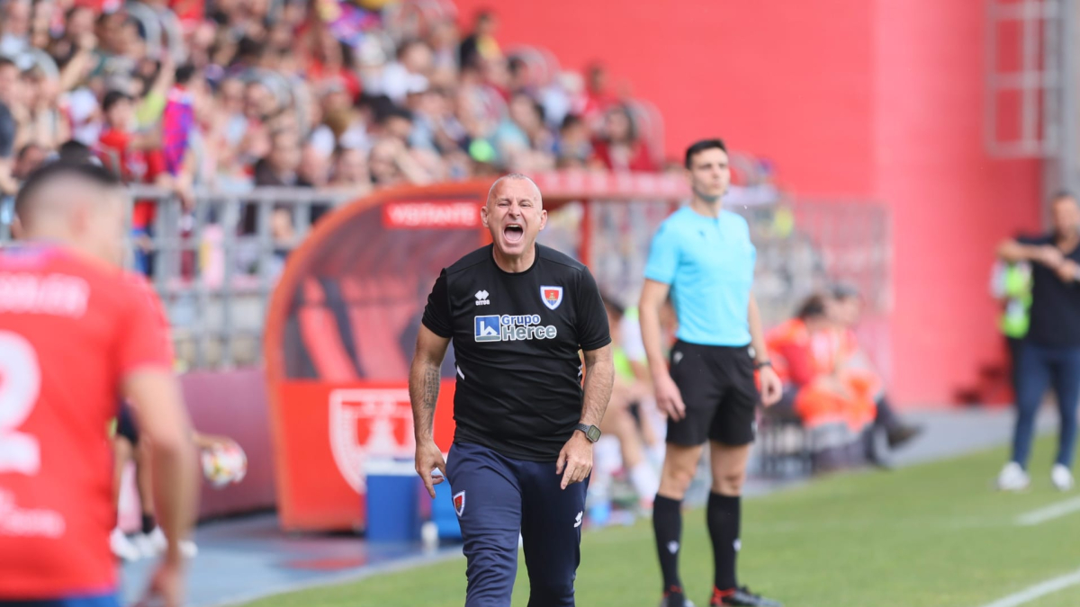 Javi Moreno da indicaciones a sus jugadores en el choque ante el Yeclano.