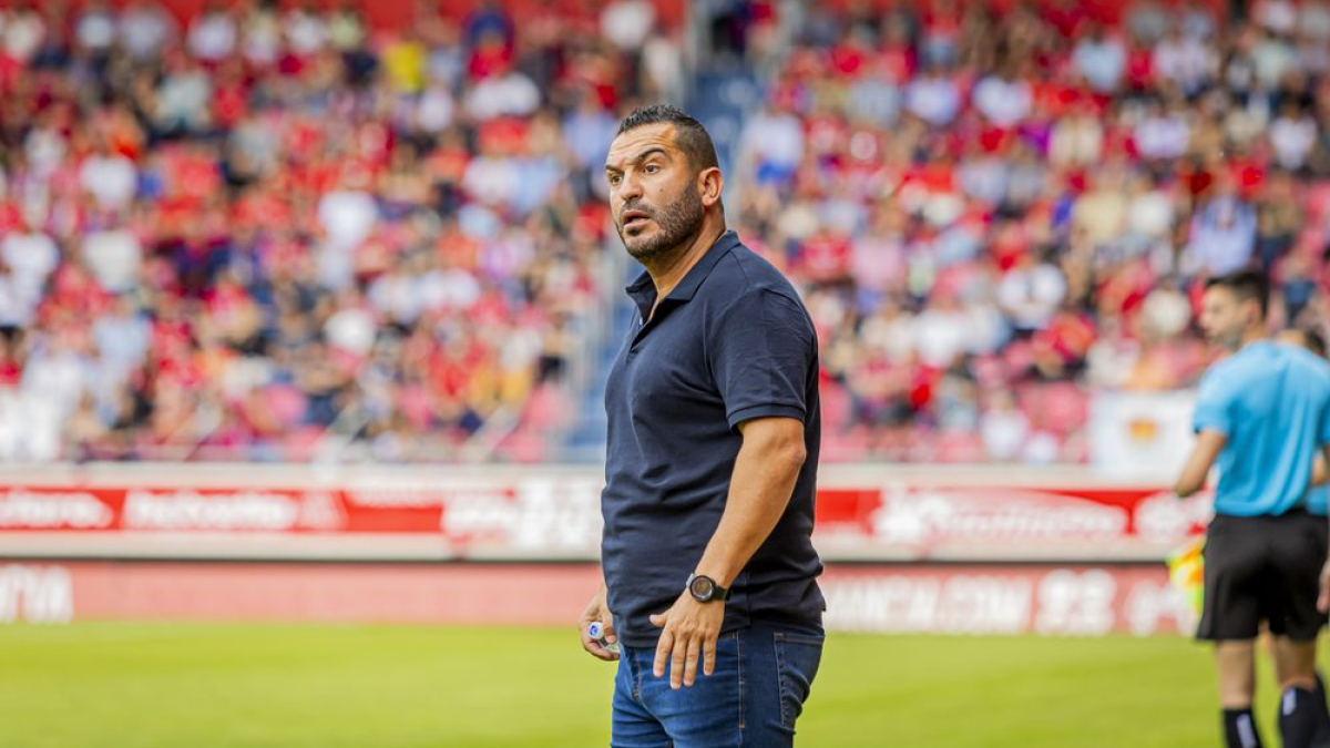 El entrenador del Yeclano Deportivo, Adrián Hernández, durante el encuentro del pasado domingo en Los Pajaritos. 