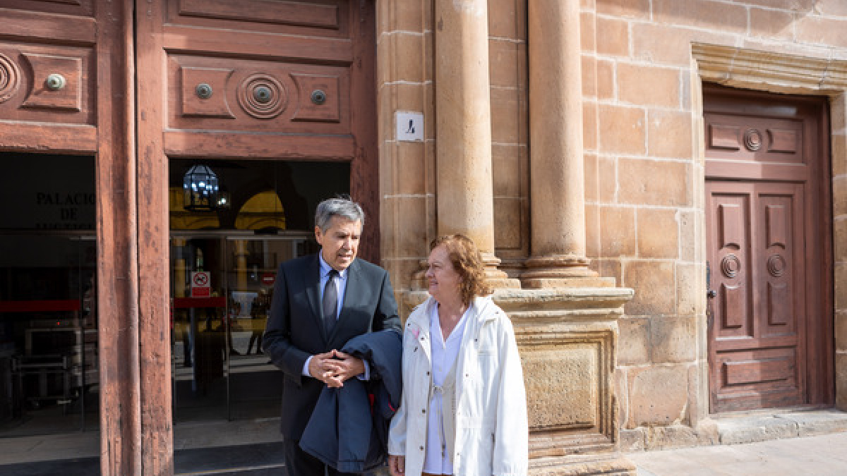 Rosario Bermudo y Fernando Osuna a las puertas de los Juzgados.