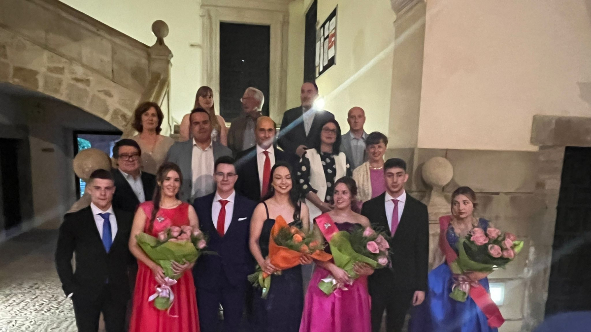 Reina y damas y autoridades el día de la presentación de las jóvenes, este sábado 25 de mayo.