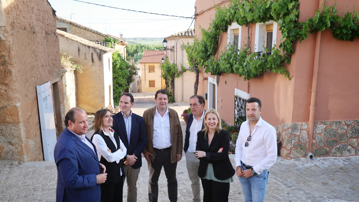 La cúpula del PP de Soria junto al presidente Mañueco en San Esteban.