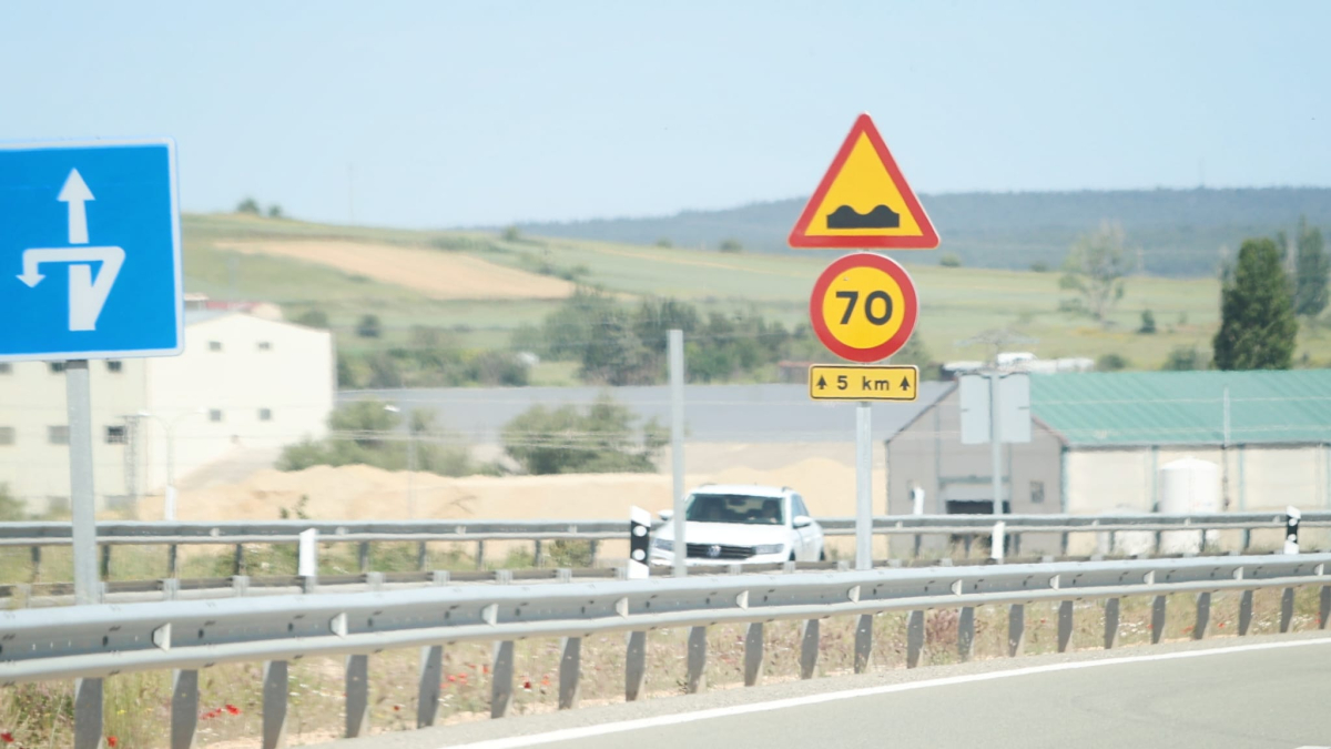Carteles anunciando la limitación a 70 kilómetros por hora en la autovía a Madrid.