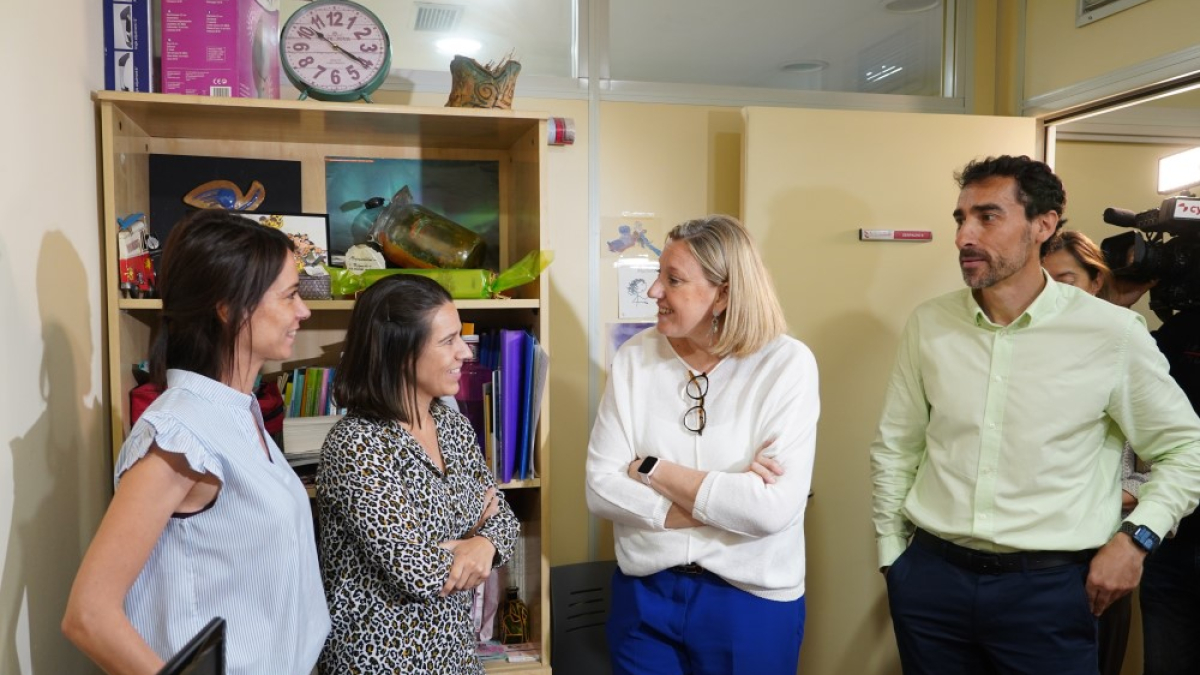La Consejera de Familia e Igualdad de Oportunidades, Isabel Blanco, visita la sede de Aclad Valladolid.