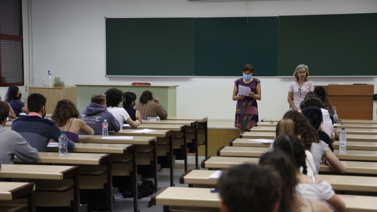 Alumnos realizan los exámenes de la EBAU en la Universidad de Valladolid.