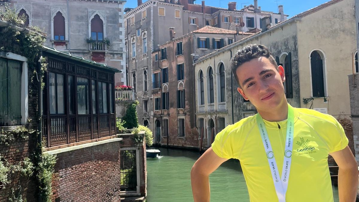 El patinador soriano Héctor Díez en Venecia con la medalla de bronce conseguida en la competición de Trieste.