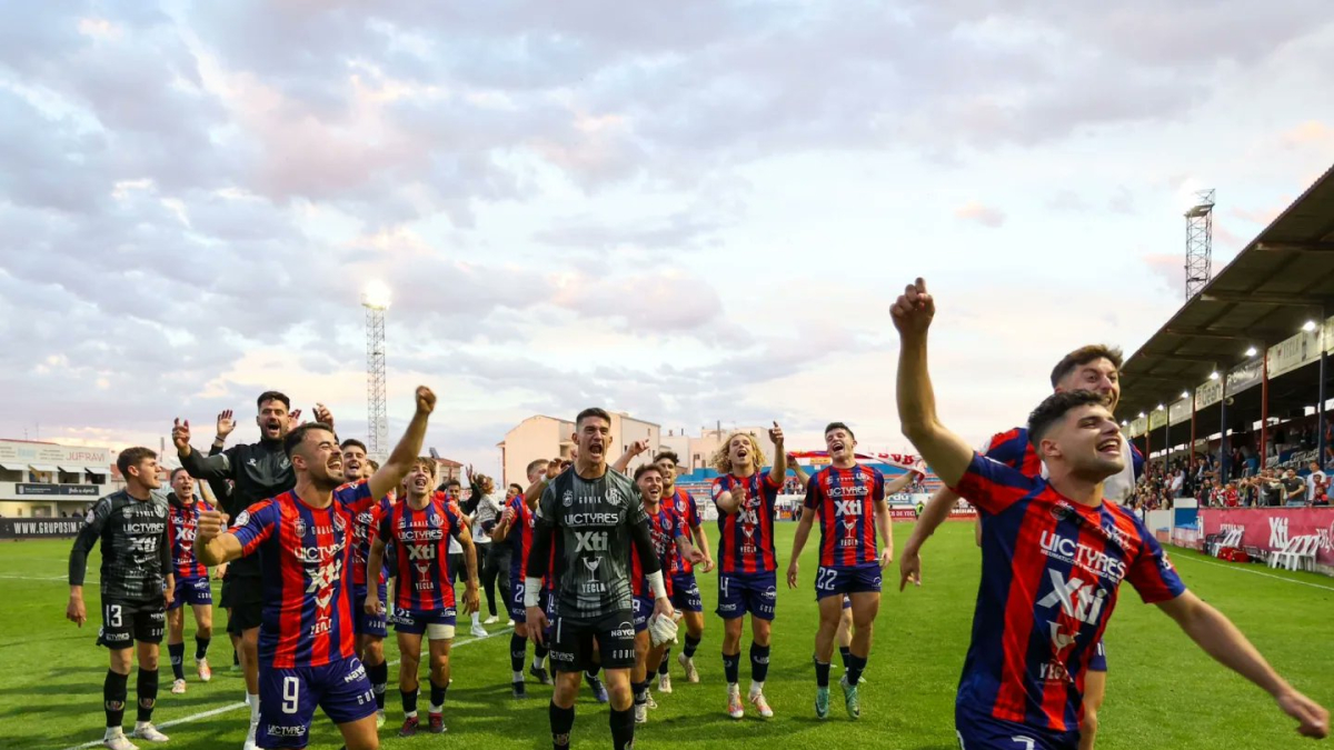 Los jugadores del Yeclano Deportivo celebra con sus aficionados la victoria lograda ante el Lleida Sportiu en la primera ronda de la promoción de ascenso a Primera Federación.