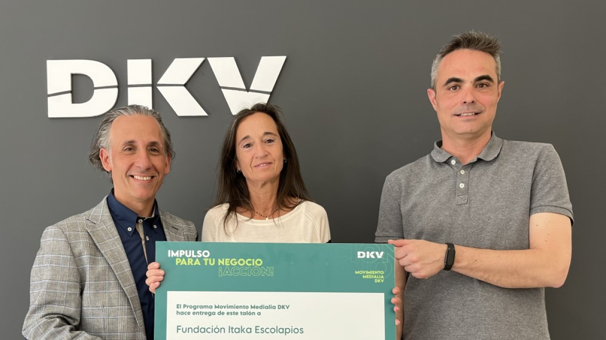 Javier Laseca, Rosa Gallego y Sergio Barriales, en la donación de 3.000 euros a Itaka Escolapios.
