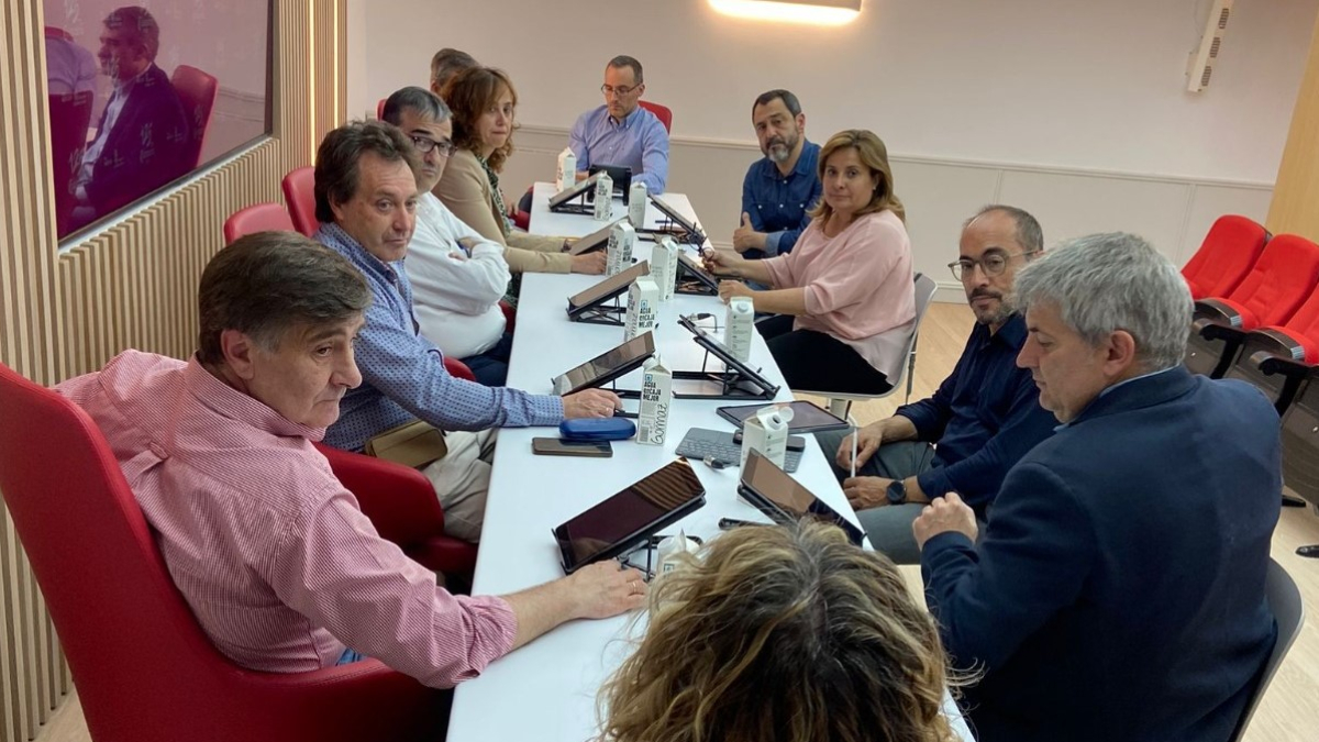 Los representantes del PSOE se reúnen con miembros de la Cámara de Comercio. HDS