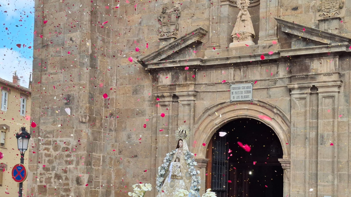 Salida de la procesión de la basílica de Ágreda.
