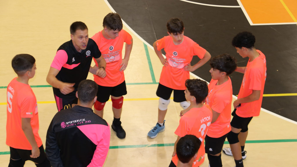 Álvaro Hernández se dirige a sus jugadores durante un tiempo muerto.