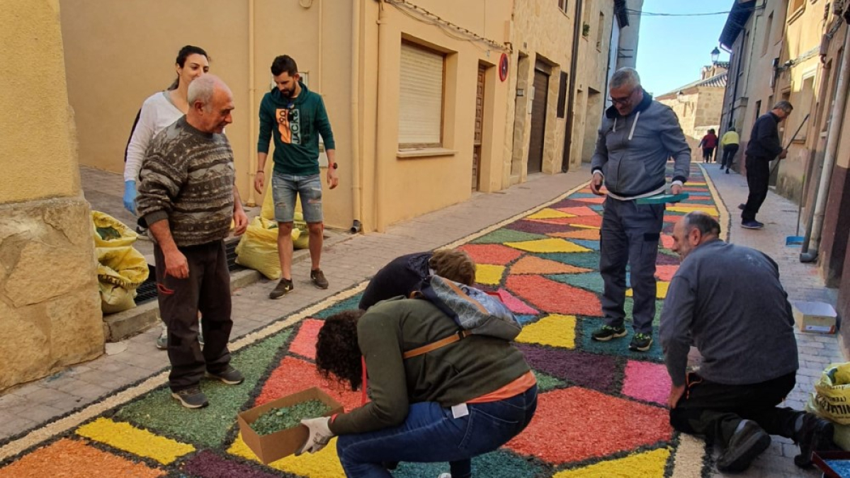 Preparación de las alfombras florales del Corpus en San Esteban.