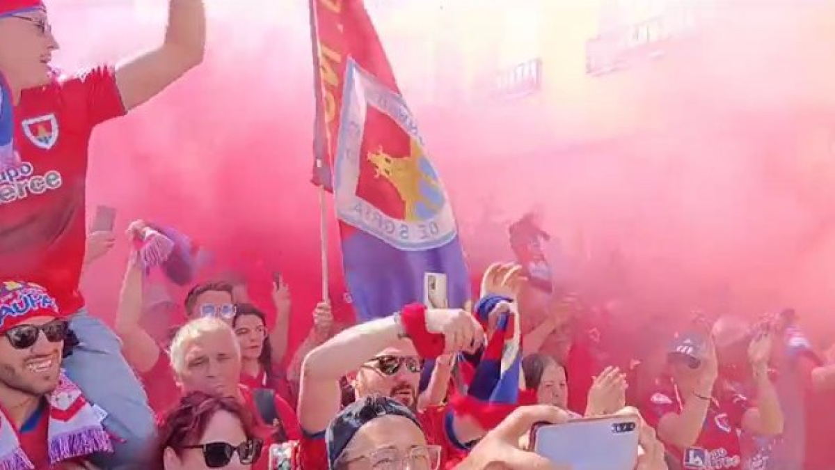 La afición del Numancia sigue fiel al equipo y, aun con entradas limitadas, ya toma las calles de Yecla para animar a los rojillos de cara al partido definitivo por el ascenso ante el Yeclano. Los aficionados ya han recibido al autobús del Numancia tras varios minutos previos de cánticos. Bengalas, bufandas al viento y muchas ganas de que el balón rueda ya en el estadio de La Constitución. Este es el vídeo de la llegada.