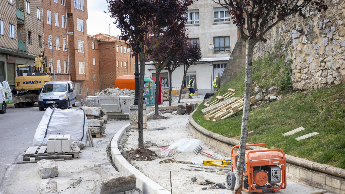 Obras de las aceras en torno a Santa Clara, una de las ejecuciones del año en la capital. MARIO TEJEDOR