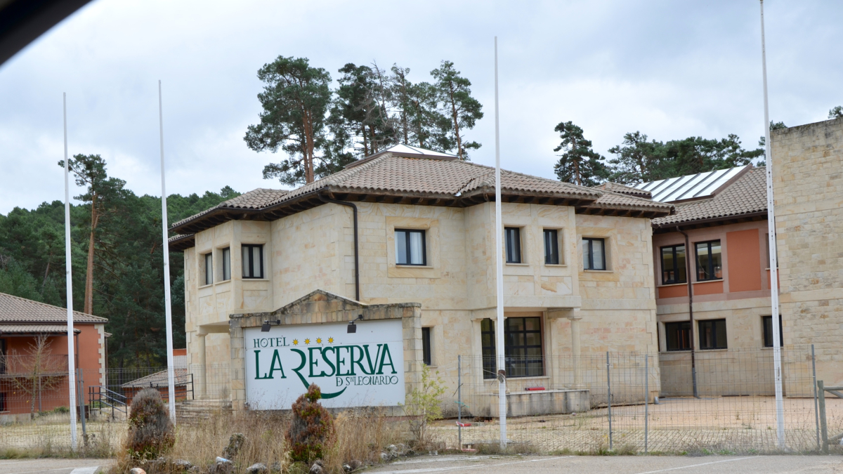 Edificio del antiguo hotel La Reserva en San Leonardo.