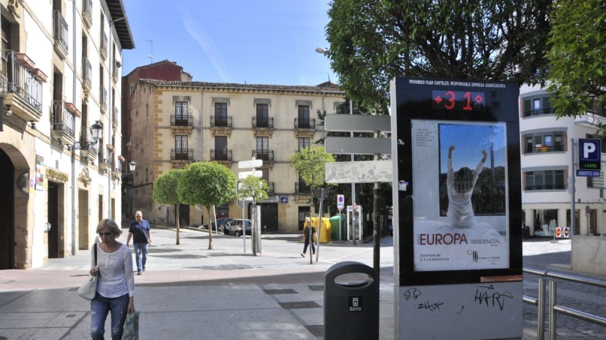 Un termómetro rebasa los 30 grados en Soria en una imagen de archivo.