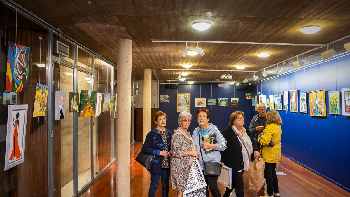 Exposición de trabajos realizados en las Aulas de la Tercera edad en una imagen de archivo.