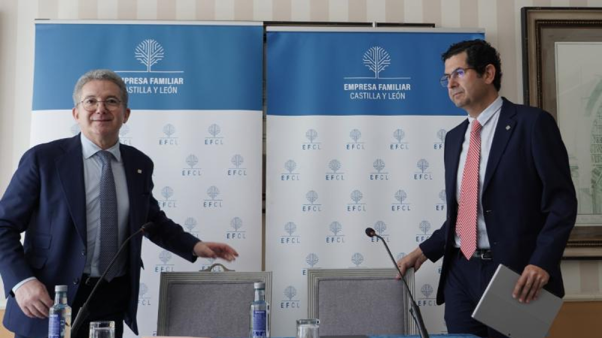 El presidente de Empresa Familiar de Castilla y León, Pedro Palomo, a la izquierda, junto a su sucesor, Isidoro J. Alanís.