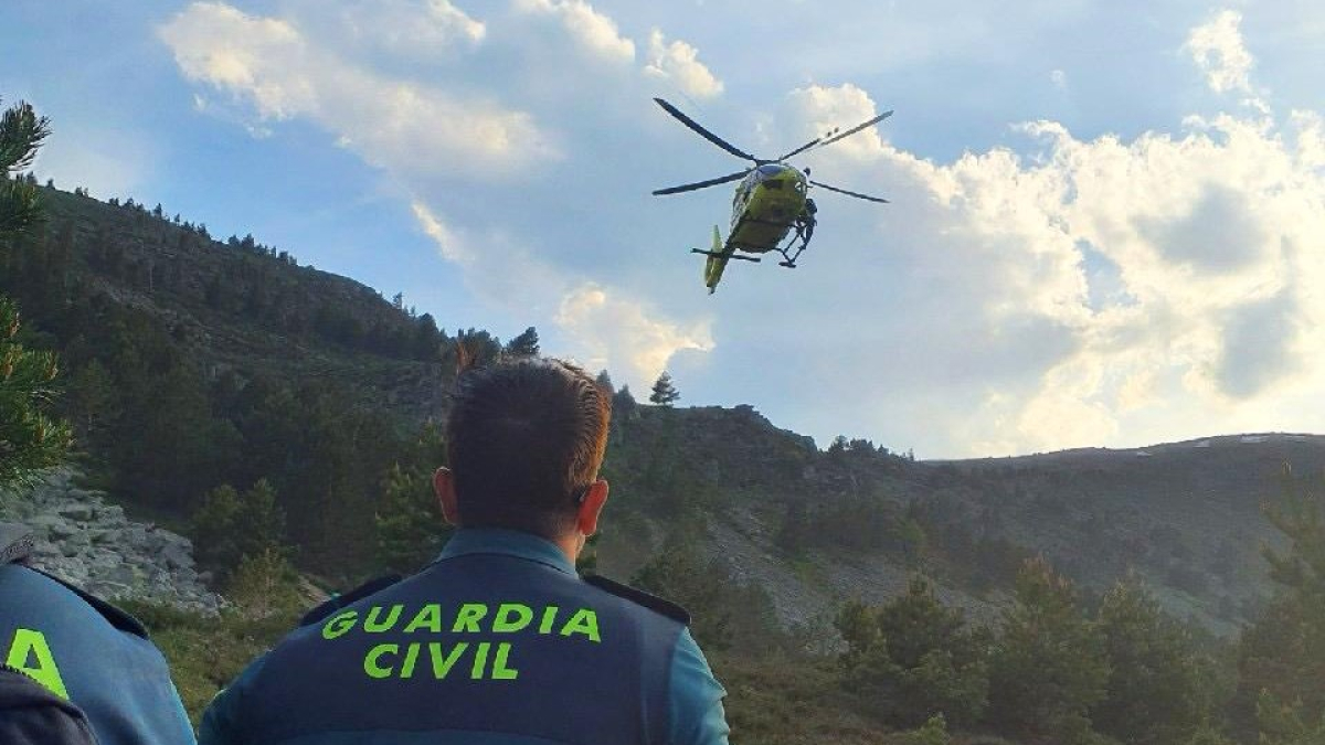 Evacuación de la mujer accidentada en la Laguna Helada, en Covaleda.