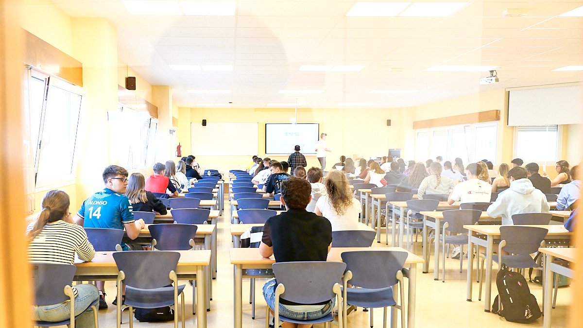 Jóvenes durante prueba para el acceso a la Universidad.