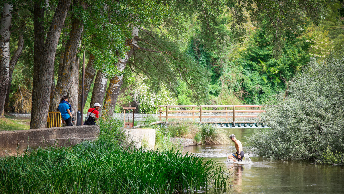 El termómetro rebasa los 30 grados en Soria y el río Duero recibe a los primeros bañistas.